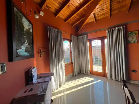 Casa 5 ambientes con 2 baños