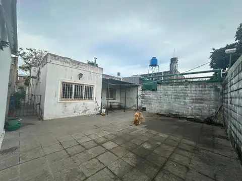 CASA EN VENTA DE 2 DORMITORIOS CON PATIO