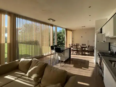 Casa 5 ambientes con 3 baños