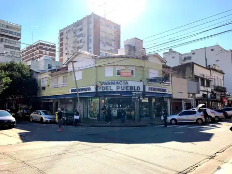 Oficina 4 amb primer piso por escalera en plena zona comercial de Alvear Martinez. Muy luminoso!