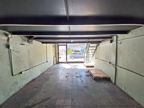 Venta Local 30m2 a la Calle con Vidriera y Entrepiso
