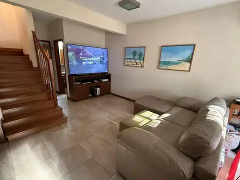 Casa 6 ambientes con 2 baños