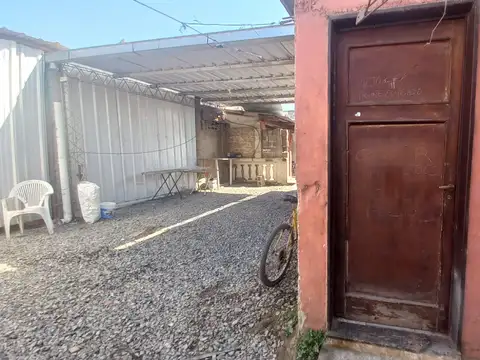 Locales mas galpón y casa a la venta en Bialet Masse. (C342)