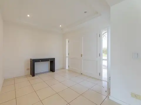 Casa en Alquiler con 2 cocheras