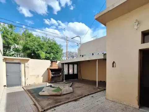 Casa de 4 Ambientes en Lote Propio con Patio y Garaje