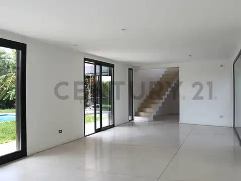 Casa en Venta con 2 cocheras