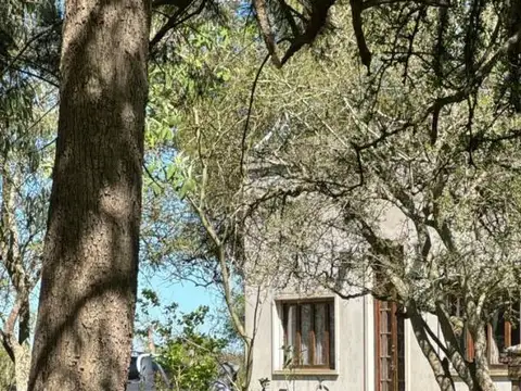 Casa en venta en J Arditi. Sobre lote de 1825 m2.