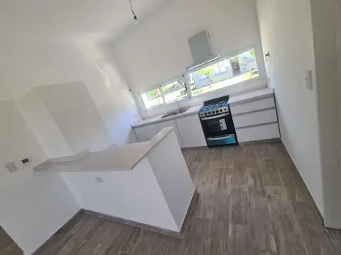 Casa 4 ambientes con 2 baños