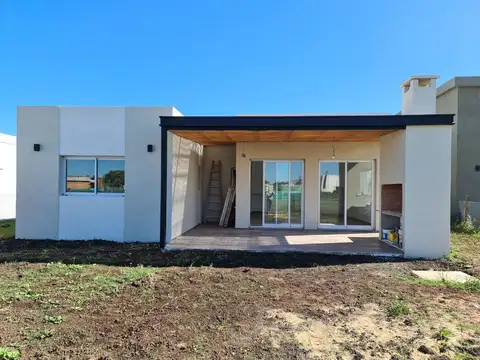 Casa a estrenar - San Ramiro - Pilar del Este - 4 Ambientes - Parrilla-venta