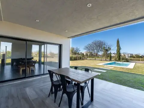 Casa en Alquiler con 2 cocheras
