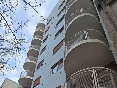 Depto 2 amb c/ balcón + cochera fija cubierta