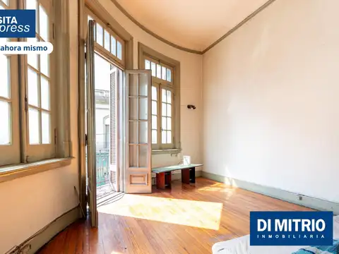 Gran 4 Ambientes con Detalles de Época y Balcón en Esquina