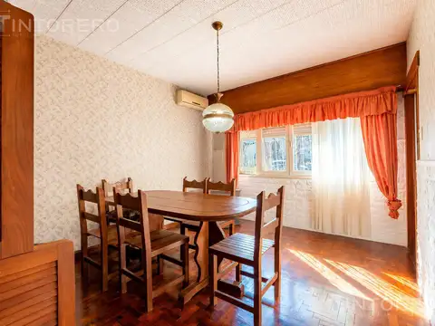 Casa en venta de 4 ambientes con patio, parrilla y cochera en Morón.