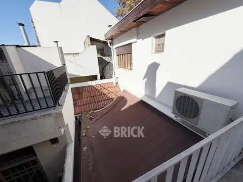 PH EN DUPLEX S/EXPENSAS AL FTE Y C/ENTR INDEP EN ACASSUSO AL 5500 - COCHERA P/2 AUTOS BALCON PATIO