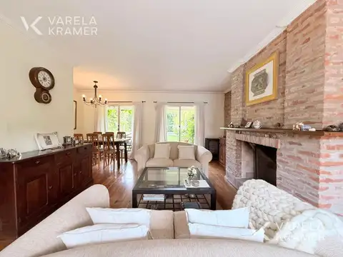 Casa en Venta con 3 cocheras