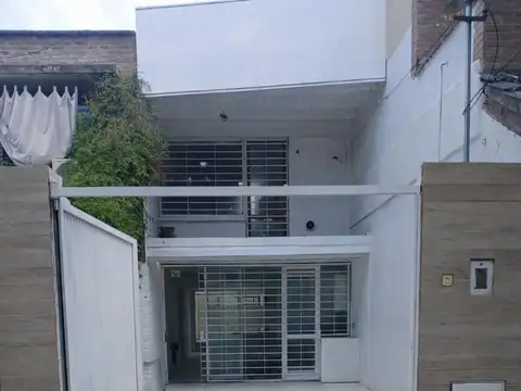 Alquila Casa dos dorm, dos baños.  Impecable .