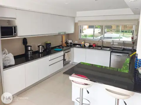 Casa 7 ambientes con 6 baños