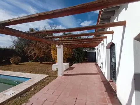 Casa en Alquiler con 1 cochera