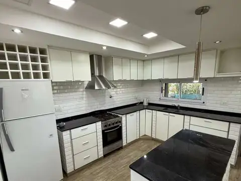 Casa en Venta con 2 cocheras