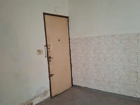 Venta departamento 3 amb a refaccionar 1° piso x escalera