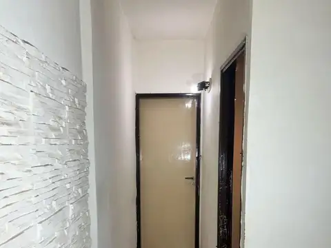 Venta departamento 3 amb a refaccionar 1° piso x escalera