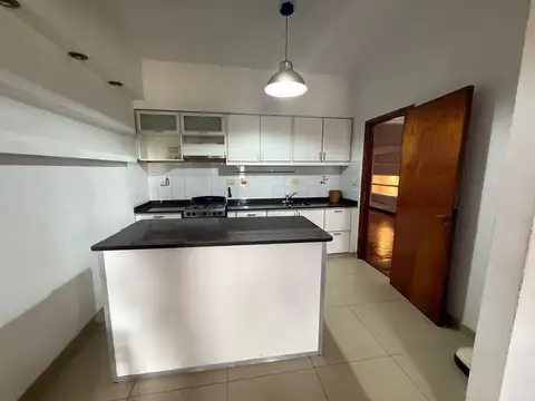 Venta  de amplia casa con  oficina en PB.