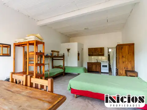 Lote amplio con múltiples construcciones - C1041
