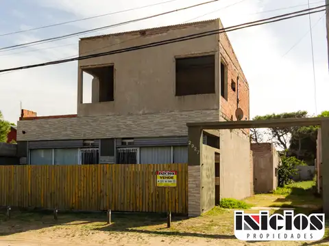 Lote amplio con múltiples construcciones - C1041