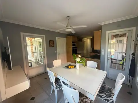 Casa 6 ambientes con 4 baños