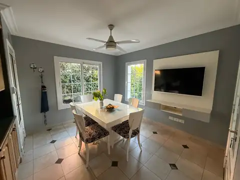 Casa en Alquiler con 3 cocheras