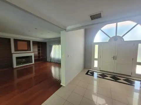 Casa en Venta con 3 cocheras
