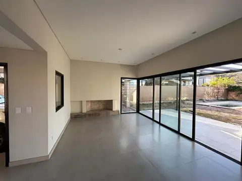 Casa 5 ambientes con 3 baños