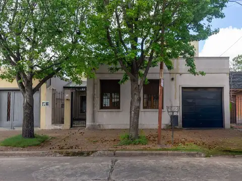 4 AMBIENTES  PISCINA JARDÍN COCHERA PARRILLA