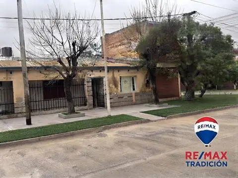 Casa 8 ambientes con 2 baños