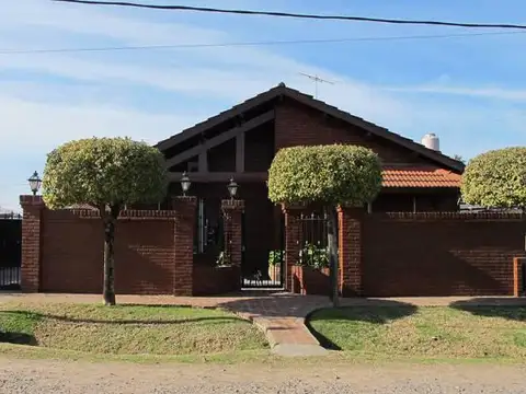 EXCELENTE CASA DE TRES DORMITORIOS CON PILETA