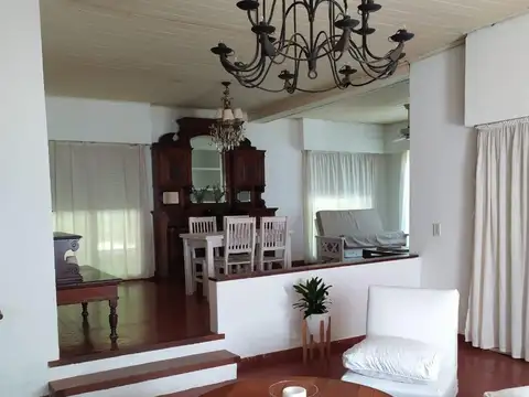 Casa 7 ambientes con 2 baños