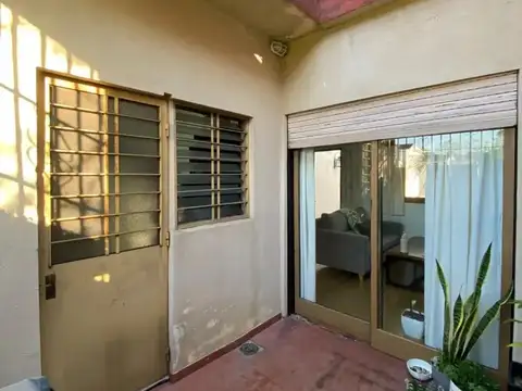CASA LOTE PROPIO CON JARDIN COCHERA PARA 3 AUTOS