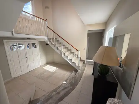 Casa en Alquiler con 1 cochera