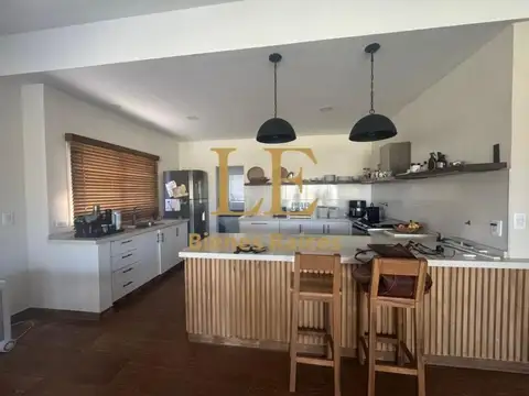 Casa 6 ambientes con 4 baños