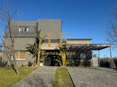 Casa en Venta con 3 cocheras
