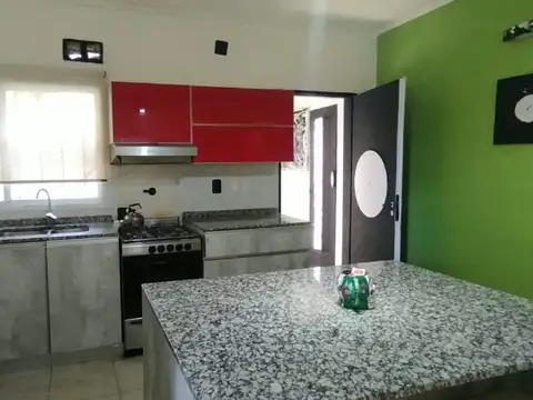 Casa 4 ambientes con 2 baños