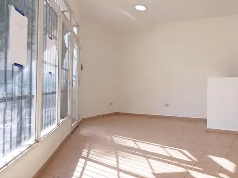 Local en Alquiler en Luis Agote, $ 450.000