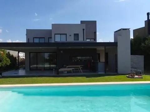 Casa en Venta con 2 cocheras