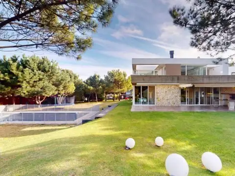Casa en Venta de 6 ambientes en Costa Esmeralda.