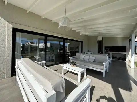 Casa en Alquiler Temporal con 1 cochera