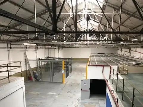 Depósito en venta - Oficinas - Baños - Flores