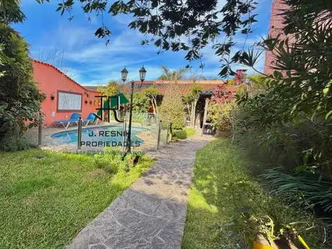 Excelente casa 5 ambientes con pileta y cochera.Financiacion