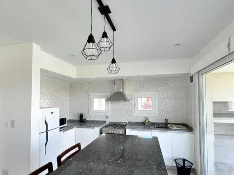 Casa 4 ambientes con 3 baños