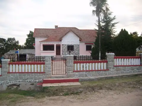 VENTA CHALET TUDOR CON AMPLIO PARQUE 6 AMBIENTES