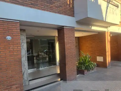 4 ambientes al frente c/balcón y cochera fija cubierta, 2 baños, cocina independiente c/comedor diario